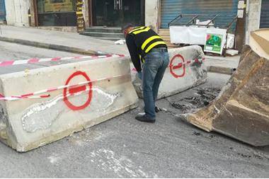 إغلاق شوارع رئيسية وفرعية بالحواجز الإسمنتية بالزرقاء (صور)