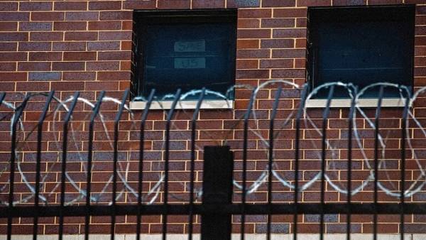 كورونا يتسلل خلف القضبان.. إصابة 450 شخصا في سجن أمريكي