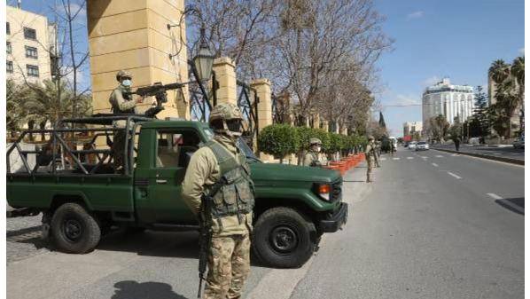 الجيش: 39 مركبة و136 شخصا خالفوا حظر التجول الشامل