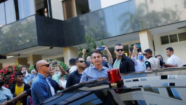 بالفيديو.. الرئيس البرازيلي يخالف كل قواعد التصرف المفروضة لمنع انتشار فيروس كورونا