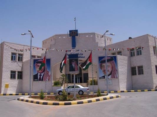 ضبط 11 مركبة و 77 شخصاً خرقوا حظر التجول الشامل بالزرقاء