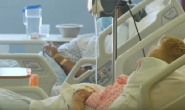 فيديو من داخل “مستشفى الرعب” في بريطانيا حيث يموت 1 من كل 4 أشخاص مصابين