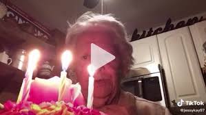 جدة تحصد 3 ملايين مشاهدة لفيديو احتفالها بعيد ميلادها الـ88