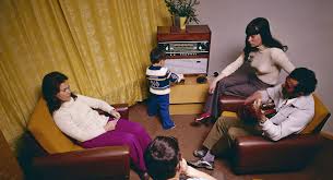 قصص واقعية... البقاء بالمنزل يؤدي للترابط أم التفكك الأسري؟