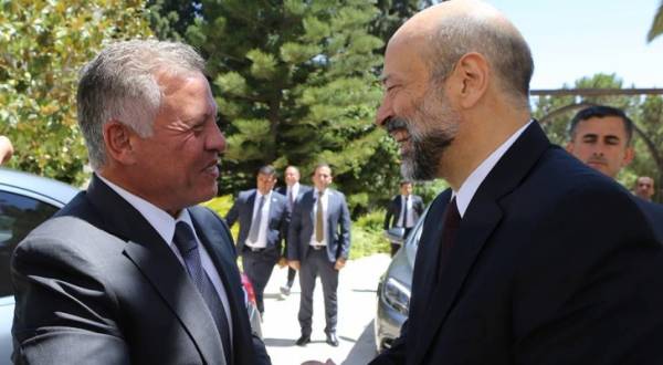 الرزاز لـ الملك  لطالما أوليتم جل اهتمامكم بفئات المجتمع الأكثر عرضة للفقر والمرض والعوز