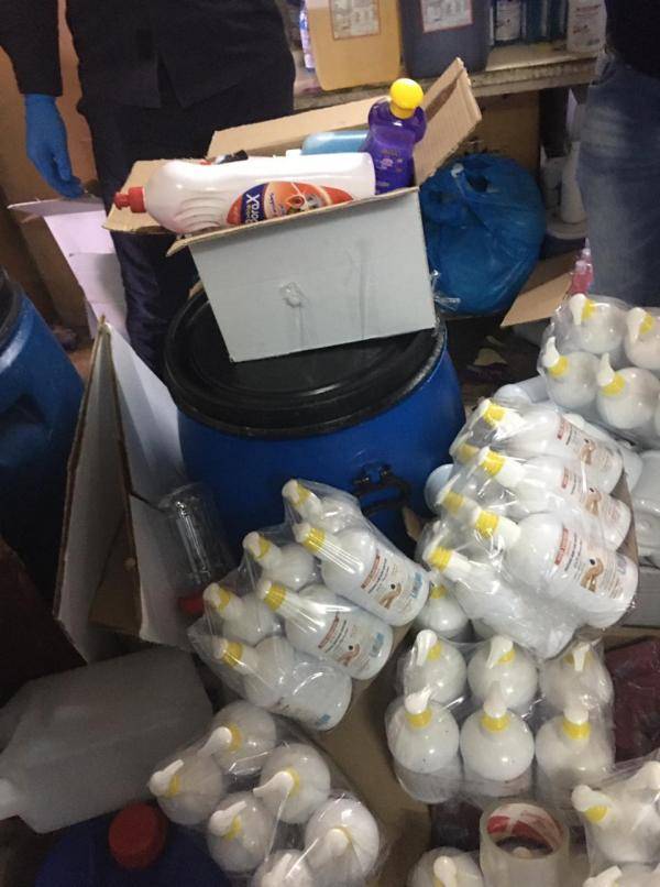 بالصور ...ضبط مصنع معقمات مقلدة في ماركا الشمالية