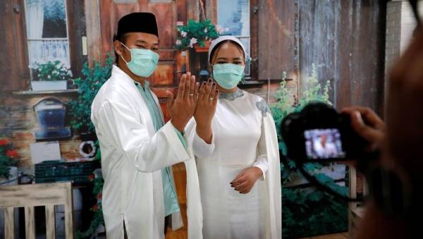 عروسان إندونيسيان يقيمان زفافهما أون لاين