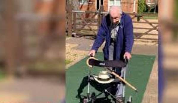 جمع الملايين لمحاربة كورونا وهو على مشارف الـ 100 عام