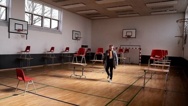 أول دولة أوروبية تعيد فتح المدارس مع انحسار كورونا