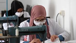 تونس تحول قطاراً إلى مستشفى وتصنع أكبر كمامة