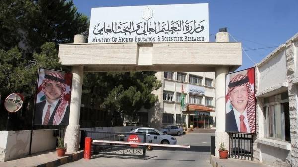 التعليم العالي تدرس اوضاع طلبة الماجستير والدكتوراة