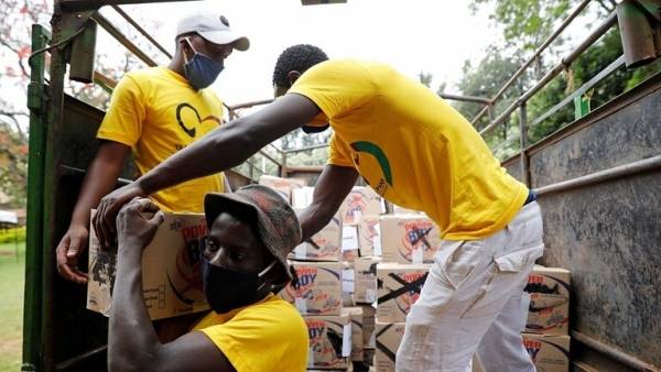 حاكم نيروبي يوزع الكونياك مجانا لقتل فيروس كورونا