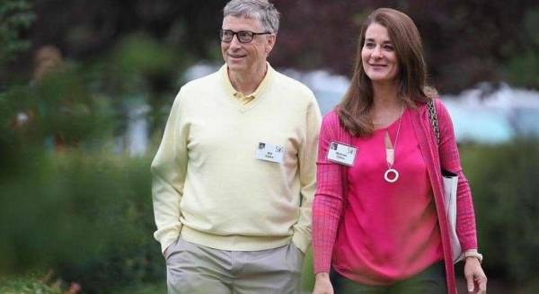 قبل سنوات من كورونا.. بيل غيتس وزوجته خزنا الطعام داخل البيت