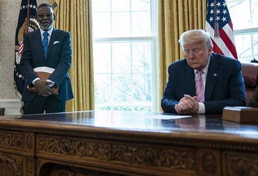 حقيقة استعانة ترامب بدجالين لمكافحة كورونا فيديو