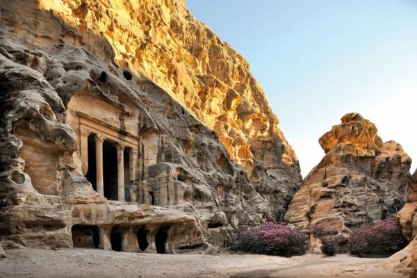 فندق في البترا للحجر على أبناء المنطقة من الطلبة العائدين