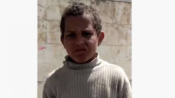 شاهد.. طفل يشعل وسائل التواصل بعبارة أموت وما أشحد