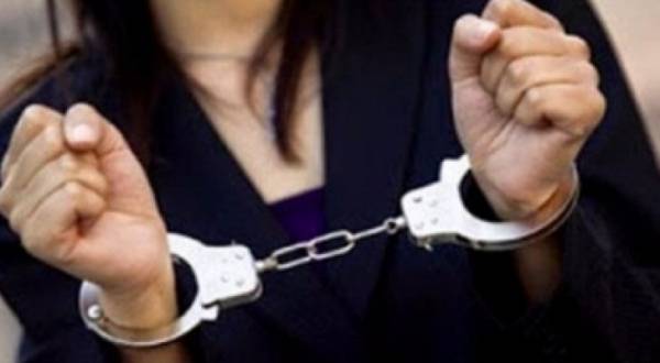 ضبط فتاتين أوروبيتين ظهرن في فيديو بلباس فاضح