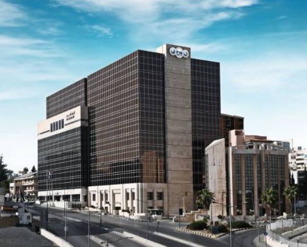 موظفو البنك العربي يتبرعون بمليون وربع دينار لصندوق (همة وطن)