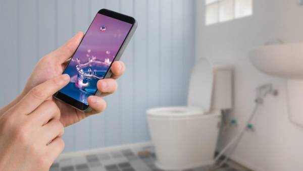 استخدام الهاتف في الحمام يزيد خطر إصابتك بفيروس كورونا