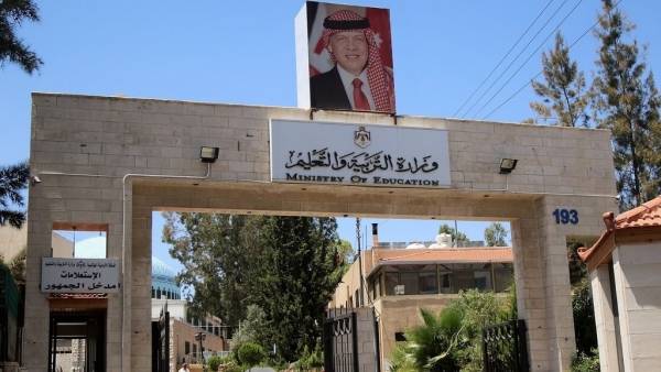 الحكومة: لا قرار بعودة المعلمين إلى المدارس حتى الآن