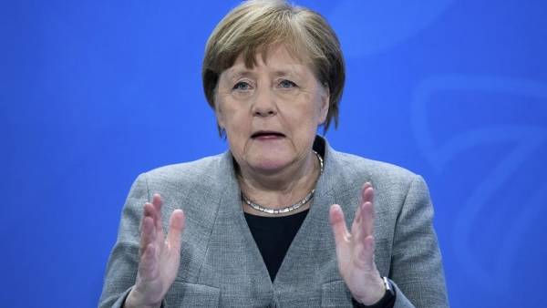 ميركل تدعو الألمان إلى الانضباط مع بدء رفع تدابير العزل