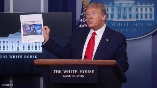 لماذا رفع ترامب صورته خلال المؤتمر الصحفي اليومي؟