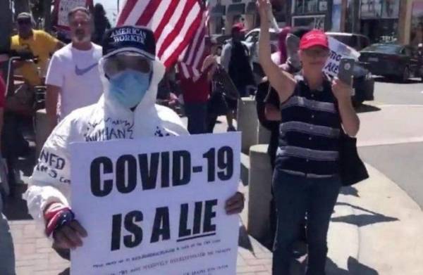 طرائف كورونا.. أميركي يرتدي بدلة واقية ويطالب بإلغاء الحظر