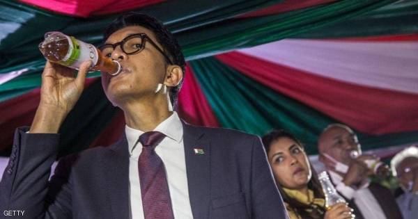 إعلان دولة توصلها لعلاج لكورونا.. ورئيسها يجرب بنفسه أمام المسؤولين