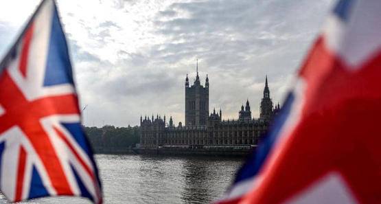 بريطانيا: 828 وفاة جديدة بكورونا