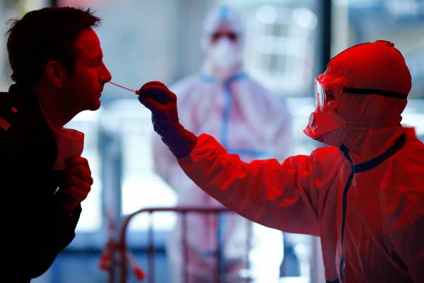 العلماء يكشفون السر .. لماذا النساء أكثر قدرة على مقاومة كورونا من الرجال؟