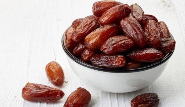 اليكم بفوائد تناول سبع تمرات على الريق!