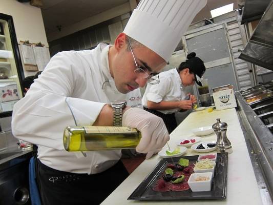 لماذا تحمل الحكومة الشركات والمطاعم تكاليف فحص الموظفين لديها من الكورونا ؟؟