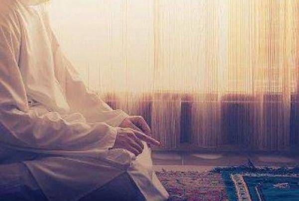 رابطة علماء الأردن تبين حكم الصلاة خلف الإمام عبر التلفاز