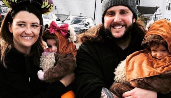 بعد وفاته بكورونا.. فتحت هاتفه زوجها لتجد رسالة مؤثرة!