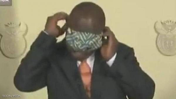 الرئيس حاول تعليم شعبه ارتداء الكمامة فوضعها على عينيه