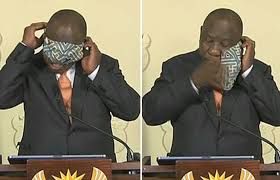 موقف محرج لرئيس جنوب أفريقيا أثناء ارتدائه الكمامة