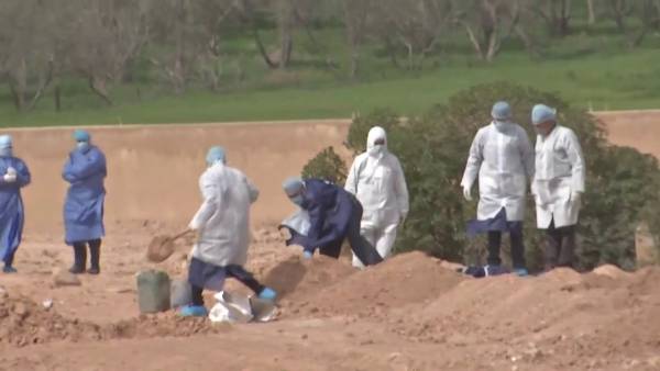 اردنيون يشيعون ابائهم عن بعد .. وانتقادات لتعليمات واجراءات الدفن في الاردن !!