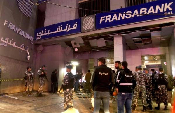اعتداء بقنبلة على فرع أحد المصارف في لبنان وسط الأزمة الاقتصادية