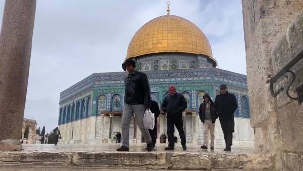 فلسطينيون يؤدون صلاة التراويح أمام الأقصى (صور)