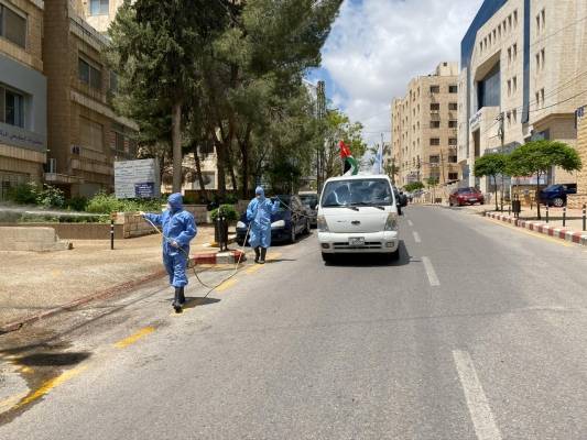 تعقيم شارع الخالدي الطبي قبل موعد فتح عيادات الأطباء