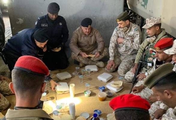 اللواء الحنيطي يشارك إحدى نقاط الغلق وجبة الإفطار