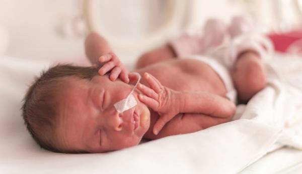 شاهد .. رضيع يزن 800 غرام يهزم كورونا