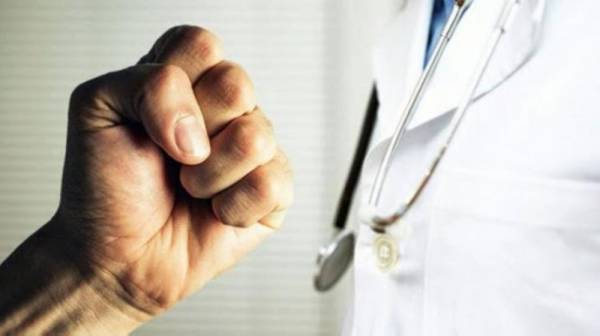 عودة ظاهرة الاعتداء على الأطباء من جديد ..اعتداء على طبيب في الشونة