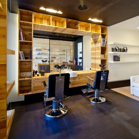 مطالبات بفتح قطاع مواد التجميل أسوة بالقطاعات الأخرى