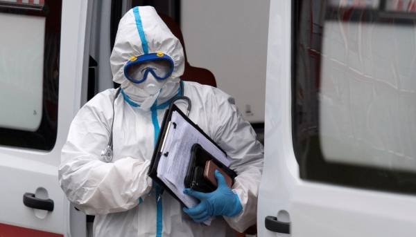 عالم فيروسات يشرح كيفية انتقال العدوى من مريض سالب ومن دون سعال