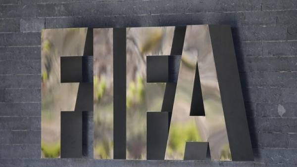 فيفا يقترح إجراء تعديل مؤقت على قواعد كرة القدم