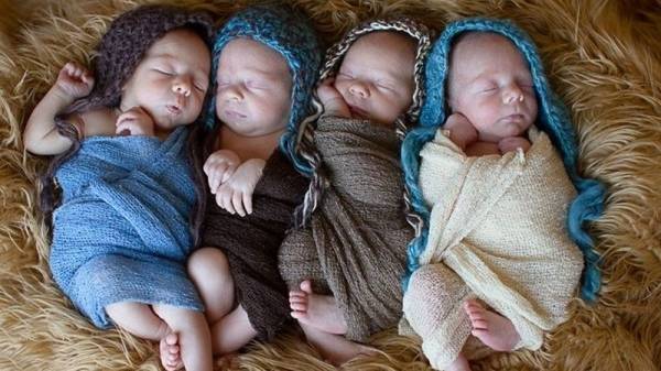 حلمت بالأمومة طويلا ورزقت بتوأم حين قاربت السبعين