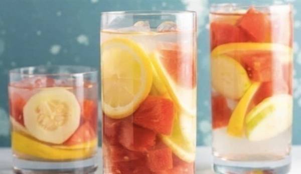 كم كوب ماء يحتاج الجسم بين الإفطار والسحور؟