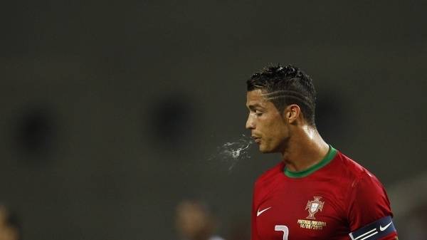 ممنوع البصق في الملاعب