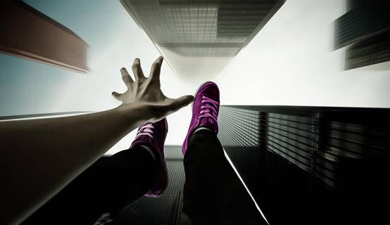 بسبب كورونا.. ألقى بزوجته من الطابق السابع